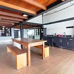 Casa em Búzios com arquitetura industrial, sinuca e hidromassagem