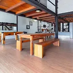 Casa em Búzios com arquitetura industrial, sinuca e hidromassagem