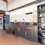Casa em Búzios com arquitetura industrial, sinuca e hidromassagem