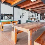 Casa em Búzios com arquitetura industrial, sinuca e hidromassagem